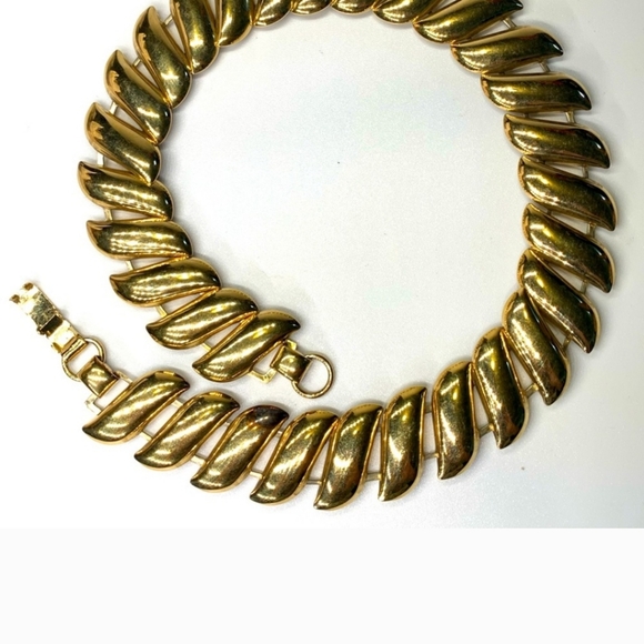 VINTAGE⚜️ Striking 80’s Gold Tone Necklace with Clasp Box Closure. - - Picture 7 of 7